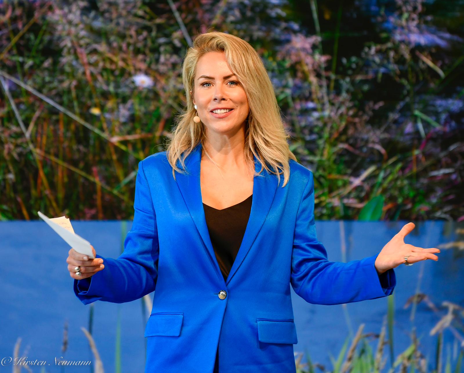 Dr. Ines Marbach moderiert eine Fachveranstaltung zum Thema Nachhaltigkeit