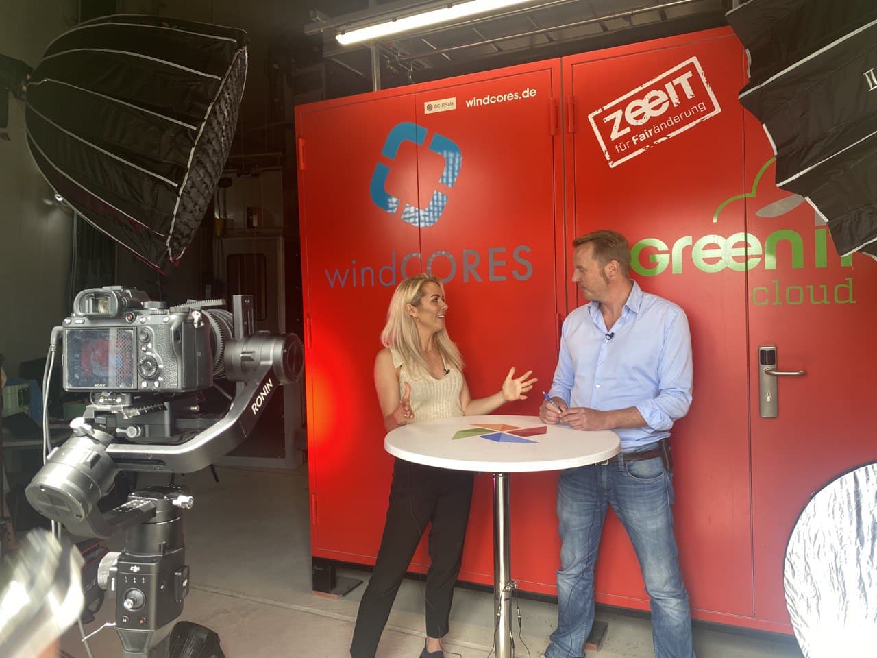 Dr. Ines Marbach bei einer Fachmoderation vor der Kamera