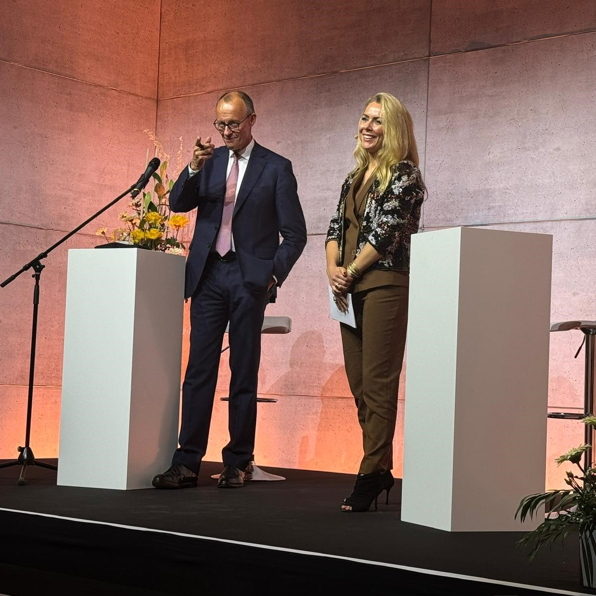 Dr. Ines Marbach auf der Bühne im Gespräch mit Friedrich Merz