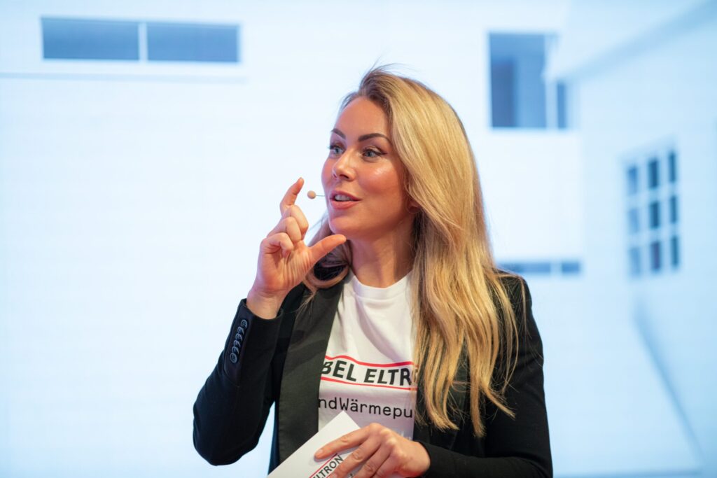 La Dra. Ines Marbach durante una presentación de producto para Stiebel Eltron