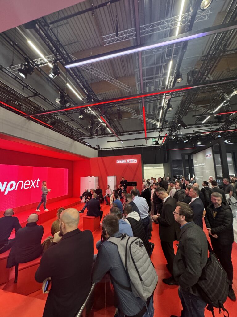 Dr. Ines Marbach moderiert auf der Bühne am Stiebel-Eltron-Messestand vor Publikum