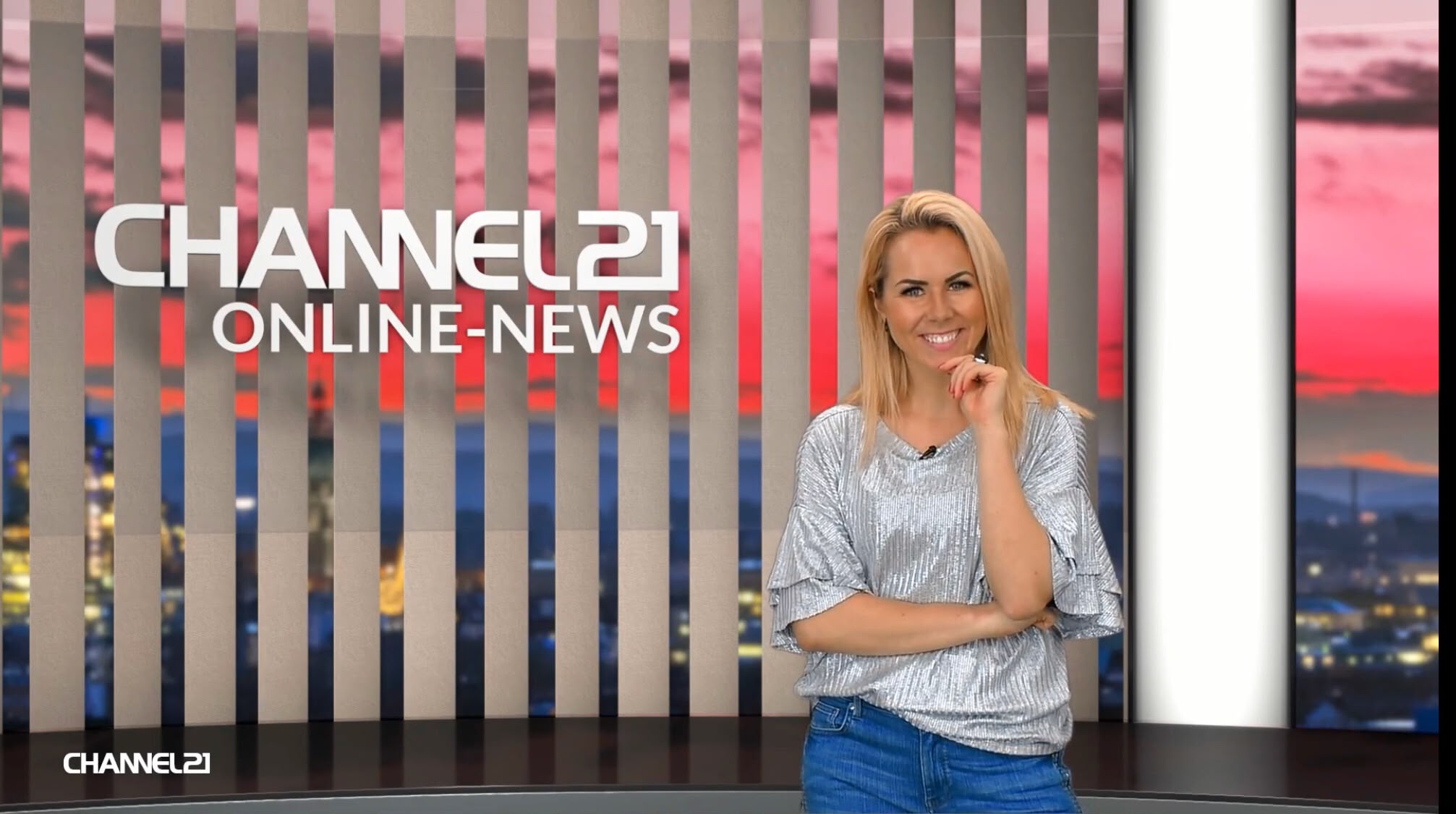 Dr. Ines Marbach vor der Channel21-News-Kulisse mit Blick in die Kamera.